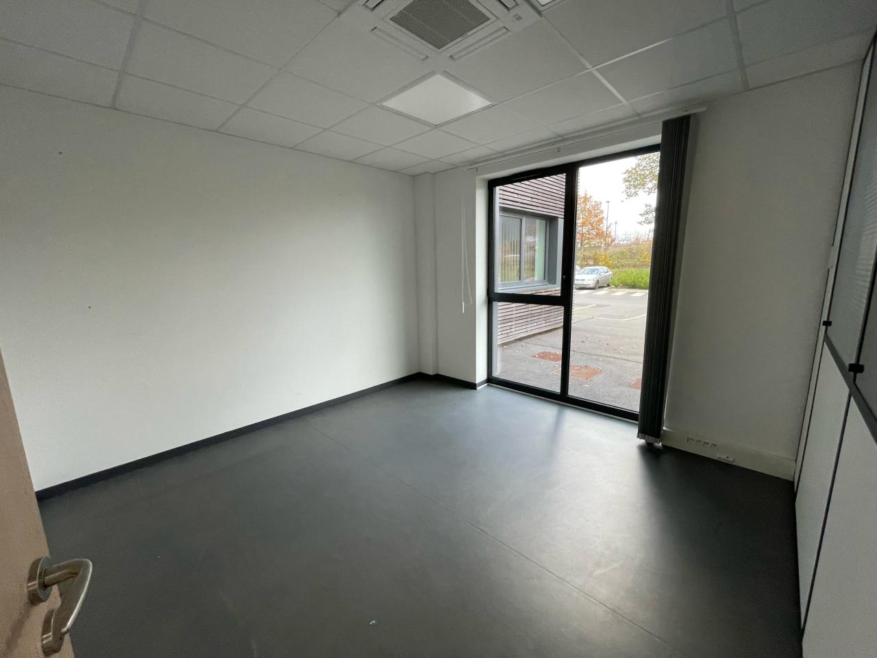 Local d'activité Saint-Jacques-de-la-Lande 3140m² Location local d'activité Saint-Jacques-de-la-Lande Ille-et-Vilaine OLACT2313867 9